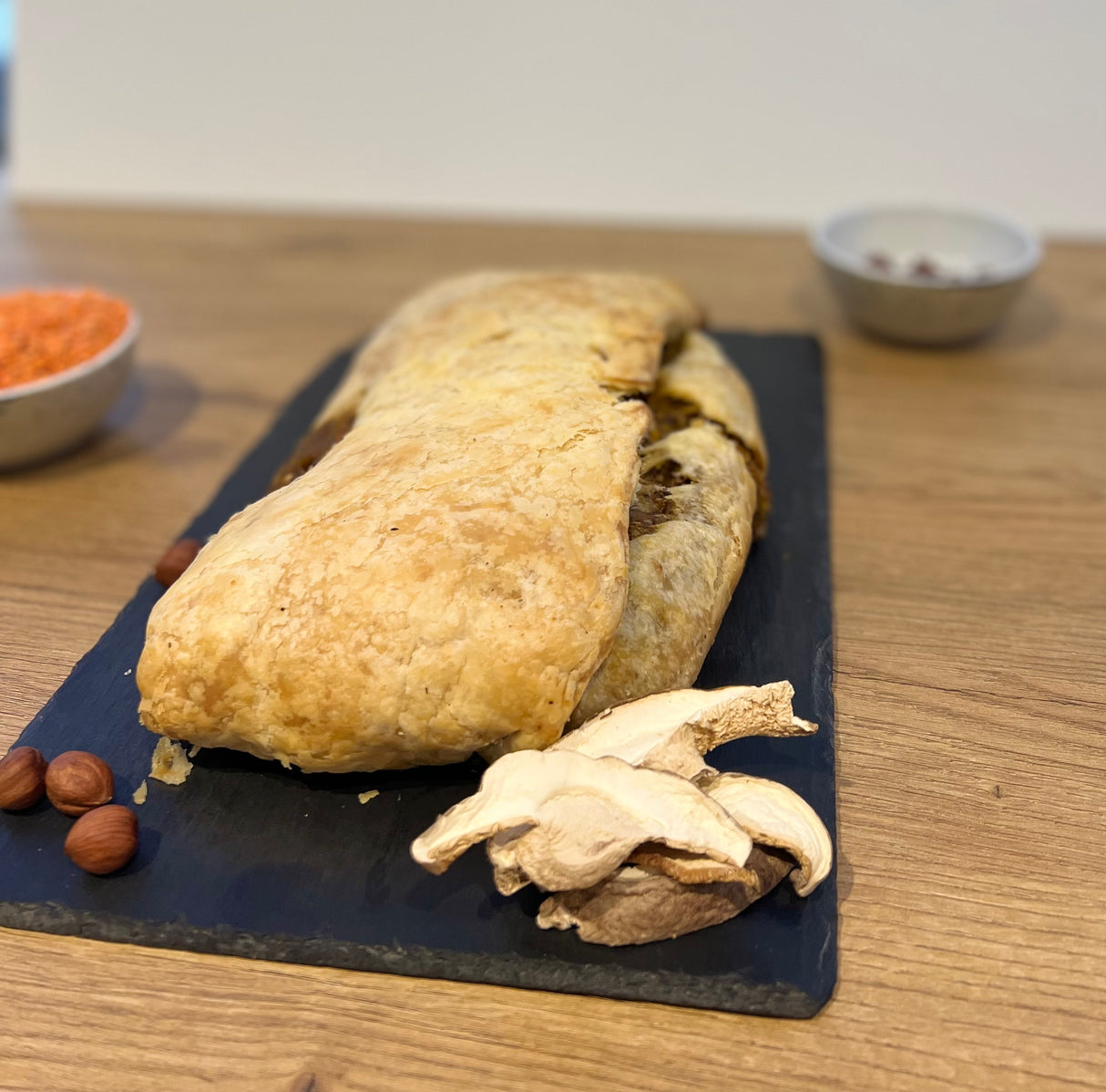 Rolo de lentilhas com cogumelos, espinafres e "queijo"